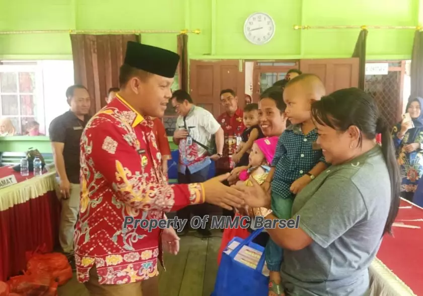 Pj.Bupati Barsel H. Deddy Winarwan menyerahkan Bantuan untuk Balita dan Ibu Hamil di Desa Pamangka (foto : JN)
