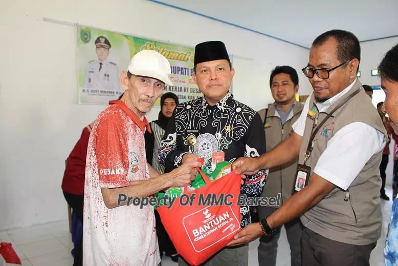 Pj. Bupati Barsel H. Deddy Winarwan menyerahkan bantuan makanan tambahan untuk bayi, ibu hamil dan menyusui serta sembako untuk warga kurang mampu di Desa Danau Sadar (Foto:ELZ4/JN)