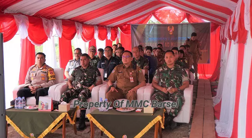 Danrem 102/Pjg 102/Pjg Brigjen TNI Iwan Rosandriyanto, Sekda Kab. Barsel Edy Purwanto, Dandim 1012/BTK  Letkol Inf Hendro Wicaksono dan Kapolres Barsel AKBP Asep Bangbang Saputra. Saat Mengikutyi Kick Off Launching program TNI-AD manunggal air terpusat oleh Kasad TNI-AD dari Ternate secara virtual. (Foto:JN/SNH) 