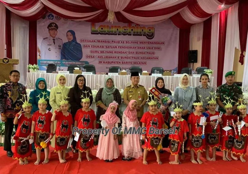 Pj. Bupati Barsel H. Deddy Winarwan dan Ketua TP PKK Kab. Barsel Hj. Erna Ardiani saat foto bersama dengan anak-anak PAUD (foto :Hw)