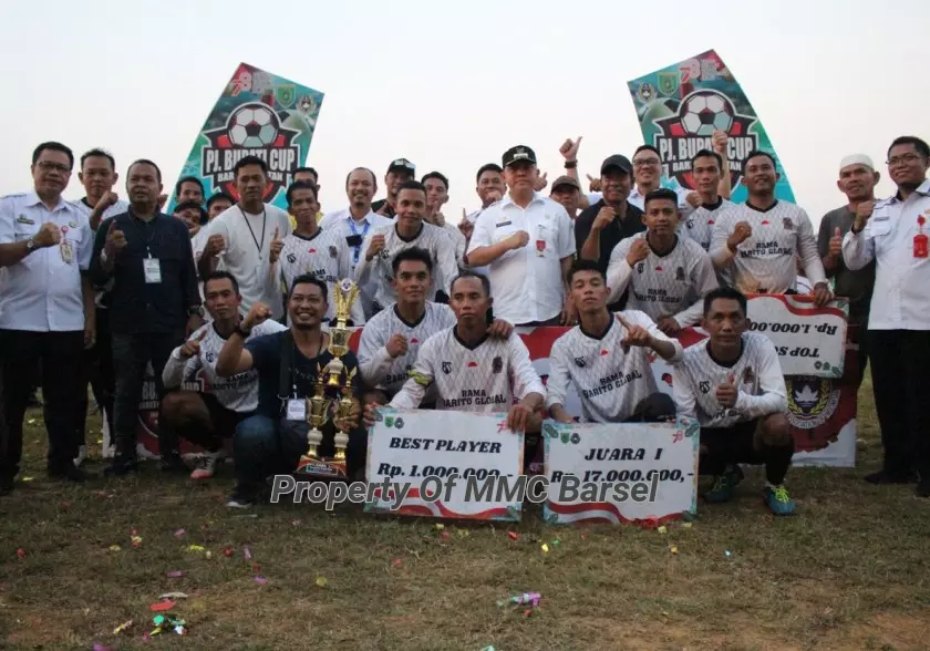 Pj.Bupati Barsel H. Deddy Winarwan foto bersama Juara Turnamen Pj.Bupati Cup 2023 (Foto:Elza)