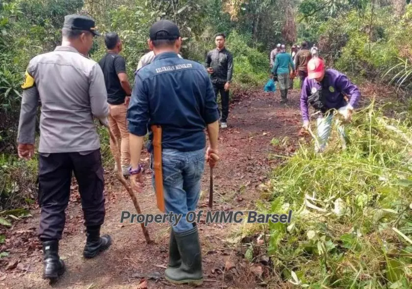 Seluruh elemen baik Pemerintah Kecamatan, Kelurahan dan Aparat TNI/Polri serta warga bergotong royong  membersihkan akses jalan (Foto:dok)
