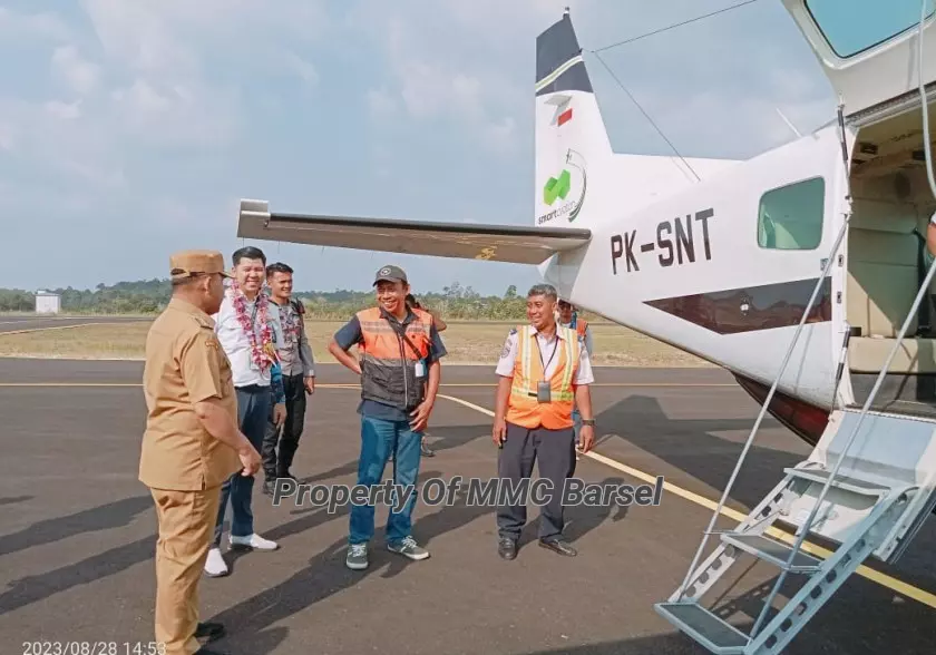 Pj.Bupati Barsel H.Dedy Winarwan menyambut kedatangan pesawat Smart Aviation di Bandara Sanggu. (Foto:Dien/HN2R)