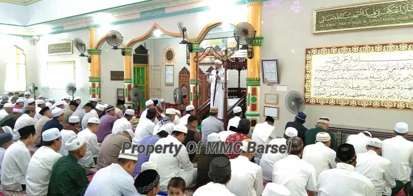 Pj.Bupati Barsel H. Deddy Winarwan saat menyampaikan sambutan sebelum sholat Idul Adha 1444 H di Masjid Agung Baiturrahman Buntok