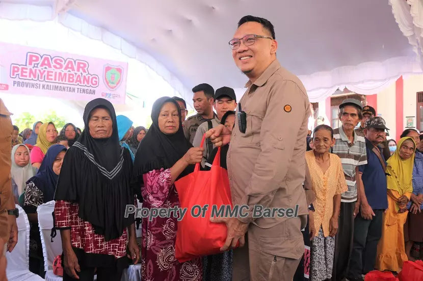 Sekda Kab. Barsel Eddy Purwanto Menyerahkan Bansos Secara Simbolis Kepada Warga Korban Banjir di Kec. Dusun Selatan (Foto:JN/BUS/EN/SNH)