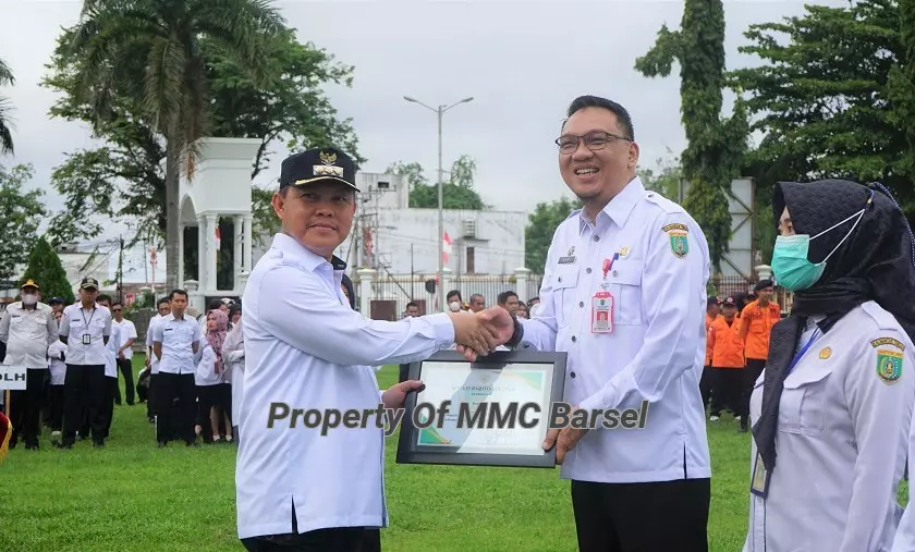 Pj. Bupati Barsel H. Deddy Winarwan saat menyerahkan penghargaan kepada Sekda Kab.Barsel Eddy Purwanto (Foto:Tim)