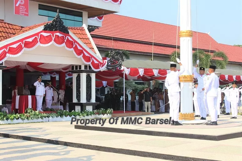 Pj.Bupati Barsel H.Deddy Winarwan saat Penghormatan kepada Bendera Merah Putih (Foto:R1/Elz4/Dien/JN)