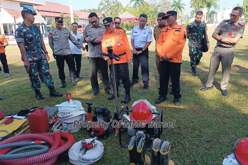 Pj. Bupati Barsel Saat Meninjau Sarana dan Prasarana Penanggulangan Karhutla Barsel