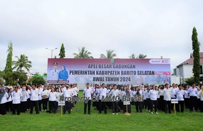 Peserta Apel Besar Gabungan Pemkab Barsel Awal Tahun 2024 di Halaman Kantor Bupati Barsel (Foto:JN/ELZ4/SNH/Mgng)