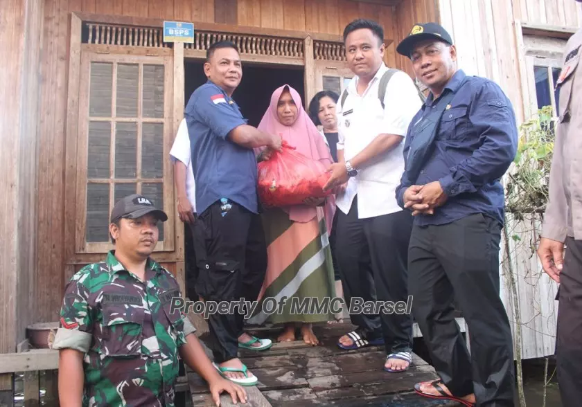 Asisten Perekonomian dan Pembangunan Setda Barsel Rahmat Nuryadin menyerahkan Bantuan Sembako Kepada Warga Desa Marawan Baru