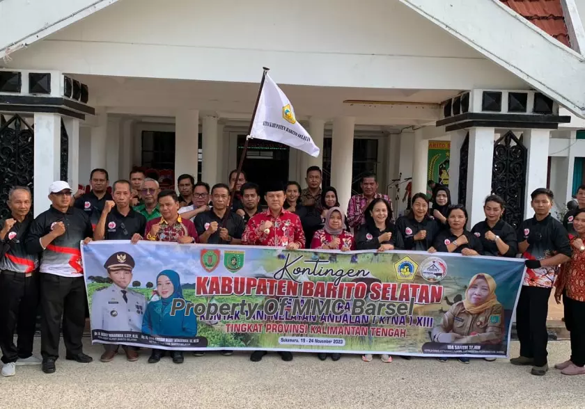 Pj Bupati Barito Selatan foto bersama dengan kontingen peserta PEDA Petani Nelayan XIII Tingkat Provinsi Kalimantan Tengah Tahun 2023 
