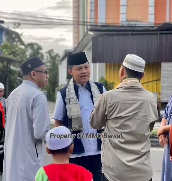 Pj.Bupati Barito Selatan H. Deddy Winarwan menyempatkan diri berbincang dengan jamaah dan warga sekitar Langgar Nurul Yaqin Buntok