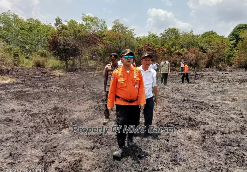 Pj.Bupati BArsel H. Deddy Winarwan saat melintasi lokasi Karhutla di Desa Babai Kec.Karau Kuala (Foto:HN2R)