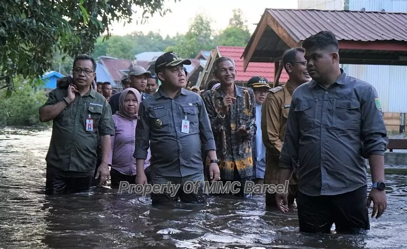 Pj. Bupati Barsel H. Deddy Winarwan dan Beberapa Kepala Perangkat Daerah serta Kepala Desa saat berada di Desa Murung Paken (Foto:JN/SNH)