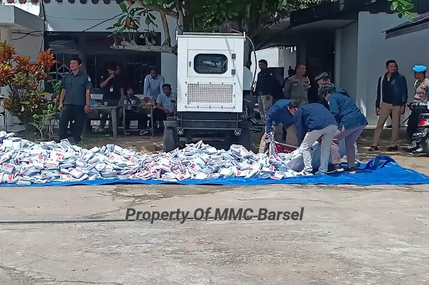 Surat Suara Yang Rusak Dikumpulkan dihalaman KPU Kab. Barsel (Foto:DIN/BUS)