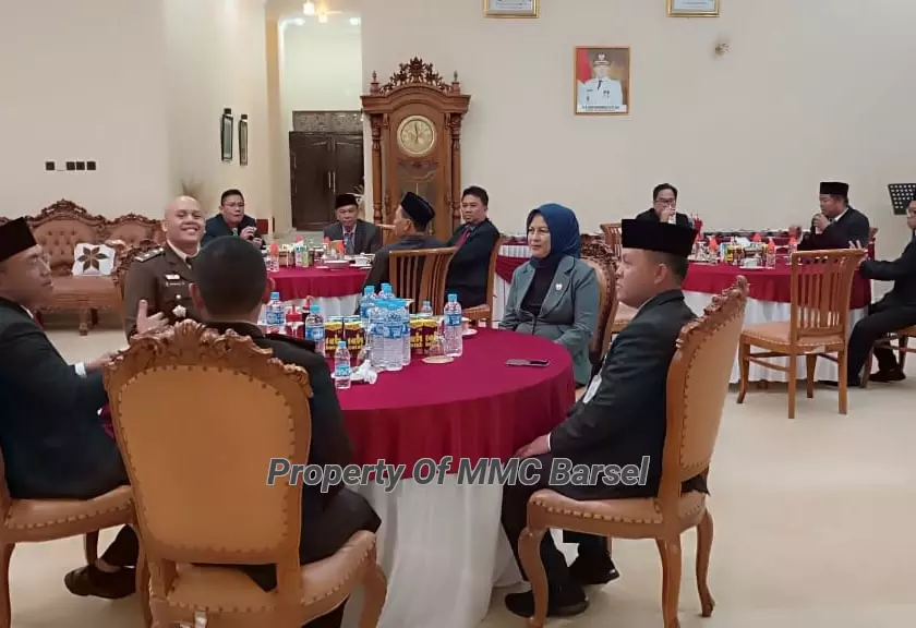 Pj.Bupati Barsel H. Deddy Winarwan ramah tamah bersama Unsur Forkopimda di Rujab Bupati Barsel sebelum mengikuti Apel Kehormatan dan Renungan Suci (Foto:Dien/HN2R(