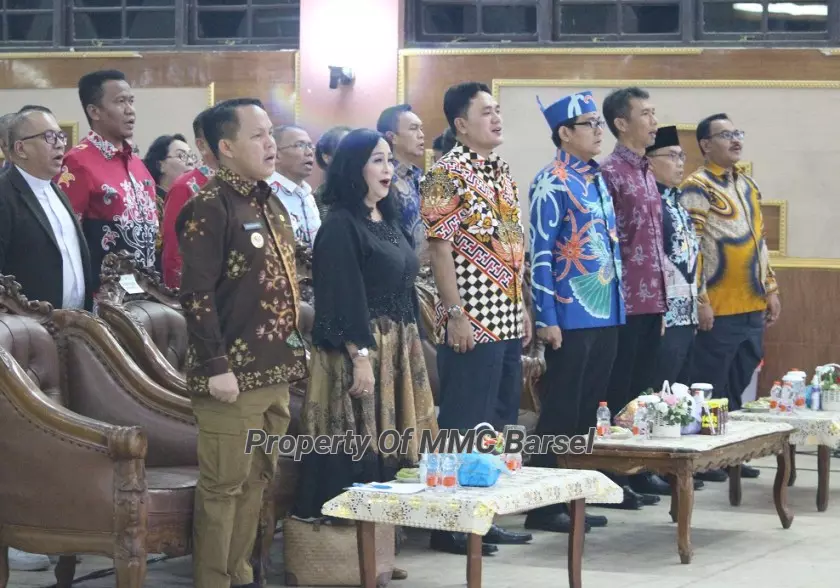 Pj.Bupati Barsel H. Deddy Winarwan dan undangan lainnya saat menyanyikan lagu kebangsaan Indonesia Raya (Foto:JN/ELZ4