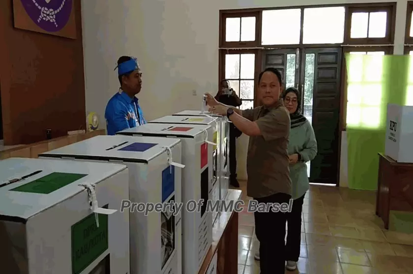 Pj. Bupati Barsel H. Deddy Winarwan Saat Memasukan Surat Suara Kedalam Kotak Suara (Foto:R1/JN/SNH/EN)