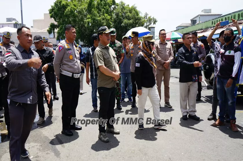 Pj. Bupati Barsel H. Deddy Winarwan dan Isteri Hj. Erna Ardiani Palupi, Forkopimda, Kapolres Barsel AKBP Asep Bangbang Saputra, Dandim 1012 Buntok Letkol Inf Hendro Wicaksono, Kajari Barsel Yusuf Sumalong, Ketua KPU Kab.Barsel Rosalina, Sekda Barsel Edy Purwanto, para Asisten dan bedberapa Kepala Organisasi Perangkat Daerah Saat Memantau TPS 04 Pasar Beringin Buntok (Foto:R1/JN/EN/SNH)