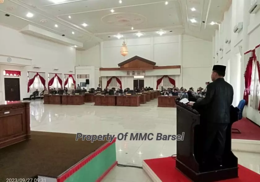 Pj. Bupati Barsel saat menyampaikan Pidato Pengantar Ranperda APBD Tahun Angaran 2024 dihadapan Anggota DPRD Kab.Barsel (Foto:HN2R/Dien)