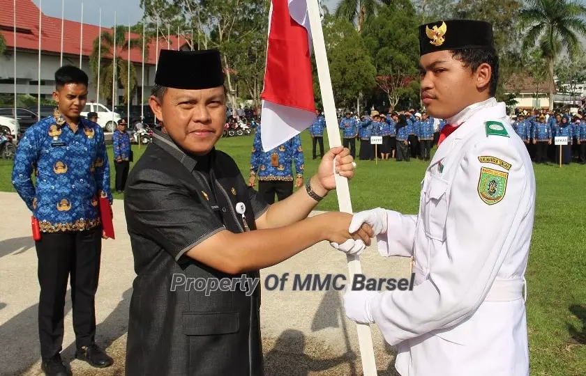 Penjabat (Pj) Bupati Barito Selatan BMenyerahkan Bendera Merah Putih kepada Delegasi Paskibraka Kabupaten Barito Selatan