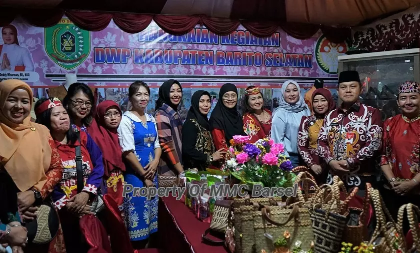 Pj.Bupati Barsel H.Deddy Winarwan dan Ketua TP.PKK Kab. BArsel Hj. Erna Ardiani Saat Berada di Stand DWP Kab. Barsel (Foto:JN/HN2R/3lza/R1)