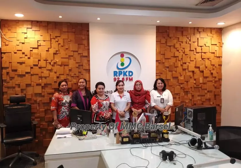 Ketua Dekranasda Kab. Barsel Hj. Erna Ardiani dan rombongan usai wawancara dengan sstasiun Radio Pemerintah Daerah di Bali (Foto:Dok)