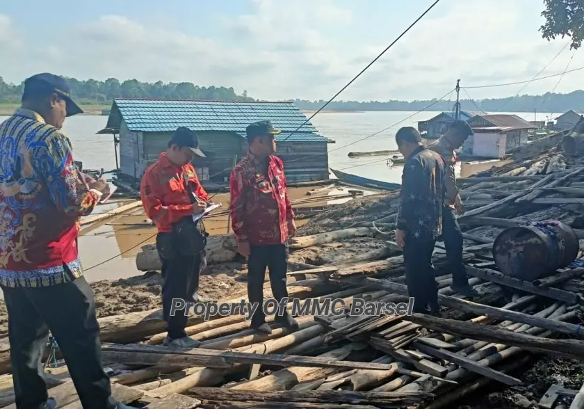 Pj.Bupati Barsel H.Deddy Winarwan melihat langsung lokasi longsor dari pinggir DAS Barito (Foto:Fahry.R)