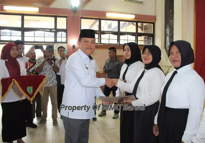 Penjabat Bupati Barito Selatan Menyerahkan Langsung SK PPPK Guru Secara Simbolis