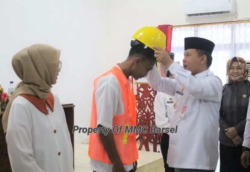 Penjabat Bupati Barito Selatan Secara Resmi memasang peralatan keselamatan kerja kepada peserta pelatihan Uji Sertifikasi Kompetensi Kerja (SKK) di Aula Bappeda Kab. Barito Selatan