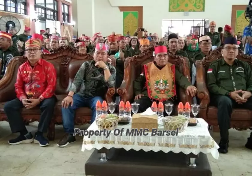 Kiri Ke Kanan : Sekda Kab.Barsel Edy Purwanto, Ketua DAD Kab.Barsel Tamarzam dan Pengurus DAD Prov Kalteng (Foto:R1)