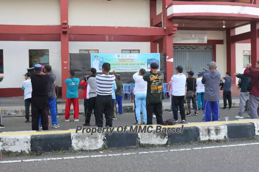 Senam Bersama CJH Barsel di Halaman Stadion Batuah Buntok (Foto:DIEN/BUS/SNH)