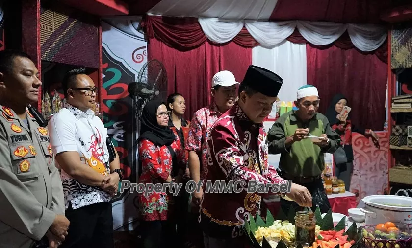 Pj.Bupati Barsel H.Deddy Winarwan saat mengunjungi Stand Peserta Barsel Ekspo (Foto:HN2R/JN/R1/Dien/3lza)