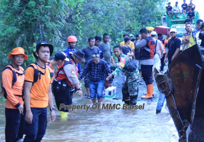 Petugas Gabungan TNI, Polri, BPBD, Damkar-Satpol PP dan warga setempat gotong royong membuat tanggul penahan air (Foto:dok)