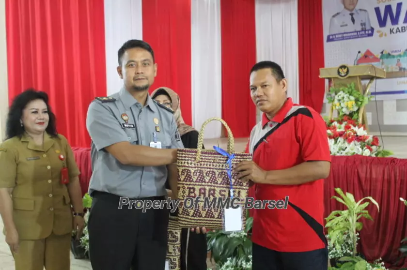 Kepala Divisi Pelayanan Hukum dan HAM Muhammad Mufid Saat Menyerahkan Cindera Mata Kepada Perwakilan UMKM (Foto:R1/SNH)