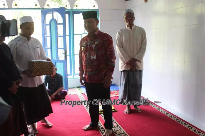 Pj. Bupati Barsel H. Deddy Winarwan  menyerahkan bantuan untuk mesjid  Quba Desa Danau Ganting