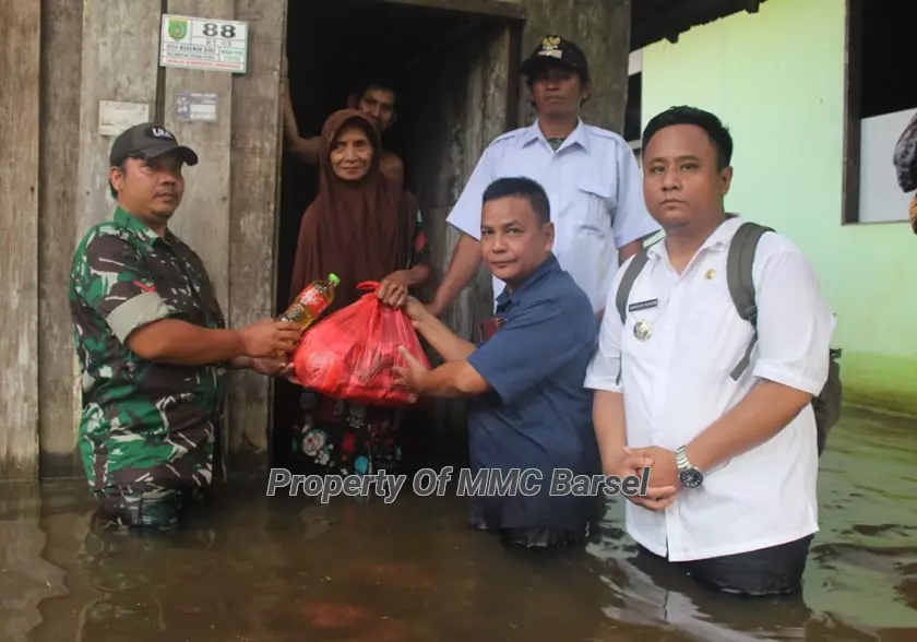 Asisten Perekonomian dan Pembangunan Setda Barsel Rahmat Nuryadin menyerahkan Bantuan Sembako Kepada Warga Desa Marawan Baru