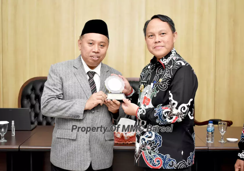 Rektor Unsoed Akhmad Sodiq Menyerahkan Cindera Mata Kepada Pj. Bupati Barsel H. Deddy Winarwan (R1)
