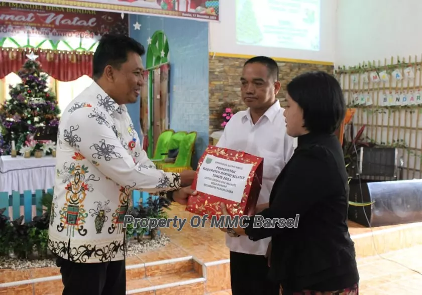 Pj Bupati Barito Selatan diwakili Asisten Pemerintahan dan Kesra Setda Kab. Barsel Yoga Prasetianto Utomo menyerahkan bingkisan Natal kepada Ketua Majelis Jemaat GKE Bundar dan ketua umat Katolik Santo Yohanes Stasi Bundar   