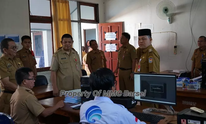 Pj.Bupati Barsel H. Deddy Winarwan saat melihat langsung ruang MMC Barsel