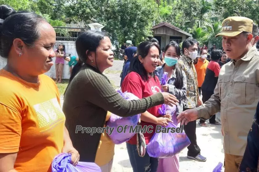 Penjabat (Pj) Bupati Barito Selatan Menyerahkan Langsung Paket Sembako kepada Masyarakat di Kegiatan Pasar Murah
