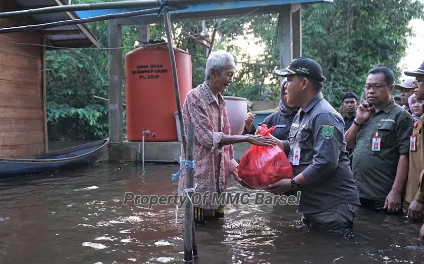 Pj. Bupati Barsel H. Deddy Winarwan Menyerahkan Bansos Berupa Sembako Kepada Warga Desa Murung Paken (Foto:JN/SNH)