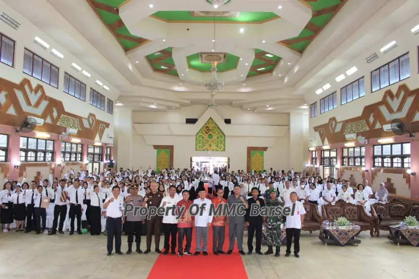 Penjabat Bupati Barito Selatan foto bersama Forkopimda dan seluruh Pegawai Pemerintah dengan Perjanjian Kerja (PPPK)