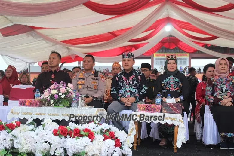 Pj.Bupati Barsel H. Deddy Winarwan bersama Ketua TP.PKK Kab.Barsel Hj.Erna Ardiani serta unsur Forkopimda saat Pembukaan Festival Dahani Dahanai Tuntung Tulus dan Barsel Ekspo TAhun 2023 (Foto:R1/HN2R/Dien/3lza)