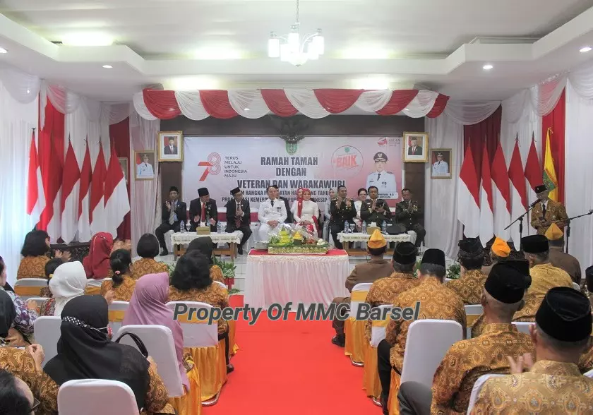 Pj. Bupati Barsel H. Dedy Winarwan saat mendengarkan ungkapan dari perwakilan Veteran dan Warakawuri M.Romli (Foto:JN/R1/Elz4/Dien)