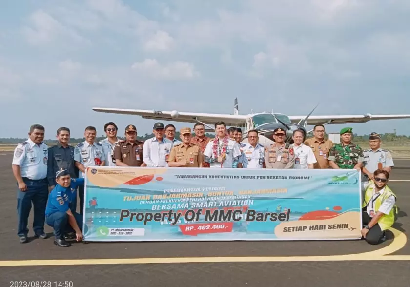 Pj.Bupati Barsel H. Deddy Winarwan foto bersama Unsur Forkopimda dan jajaran Bandara Sanggu foto bersama Pilot Smart Aviation saat tiba di Bandara Sanggu (Foto:Dien/HN2R)