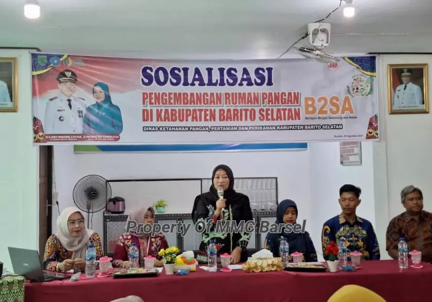 Ketua TP-PKK Kab. BArsel Hj. Erna Ardiani saat memberikan arahan terkait Rumah Pangan B2SA di Kel. Buntok Kota (Foto:JN)