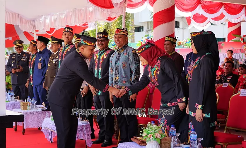 Usai Upacara Pj. Bupati Barsel H. Deddy Winarwan menyalami tamu undangan (Foto:JN/R1/Dien/3lz4)