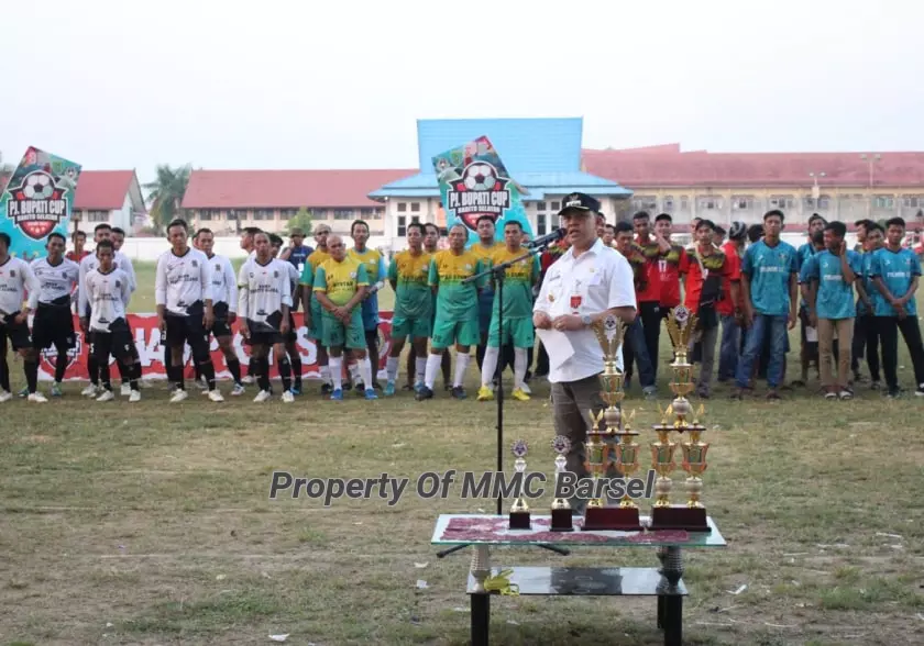 Pj. Bupati Barsel H. Deddy Winarwan saat menyampaikan sambutan sekaligus menutup secara resmi Turnamen Pj.Bupati Cup 2023 (Foto:Elza)