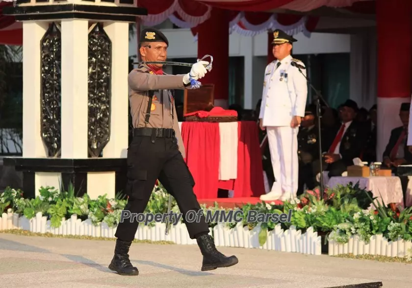 Komanda Upacara Iptu Pol. H.Toni usai Laporan kepada Irup Pj.Bupati Barsel H.Deddy Winarwan (Foto:JN/R1/Elza/Dien)